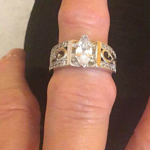 NEW ladies ring in size 10, large center stone with scrolling & small stones - Picture 8 of 12